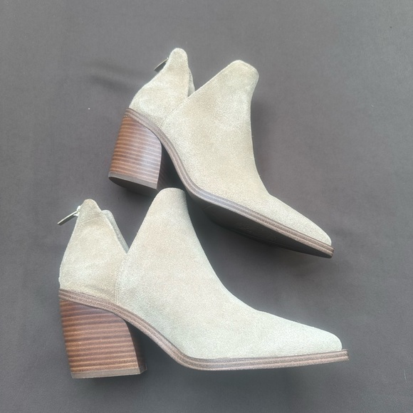 NWOB Vince Camuto Bibestie Bootie size 9
Color: Beige Suede? - Picture 4 of 9